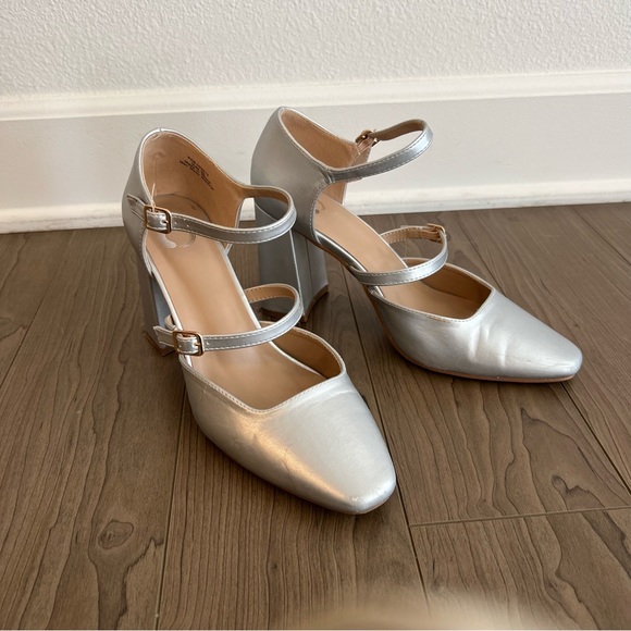 Cher clueless silver Mary Jane heels size 8.5 - Picture 3 of 11
